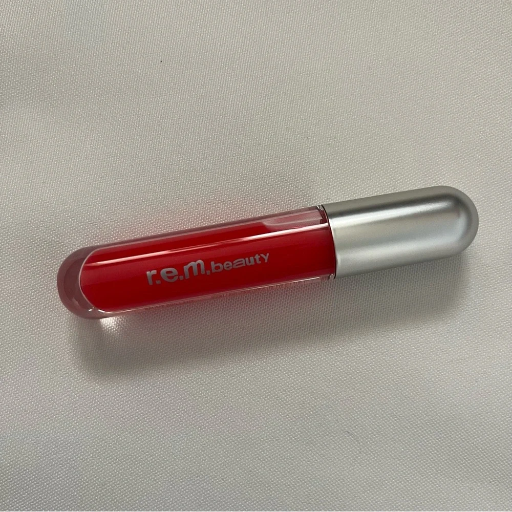 R.E.M. Beauty Essential Drip Glossy Balm Shade Shirley Full Size 0.15 Fl Oz NWT
